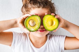 Educazione alimentare dei bambini: principi, benefici e consigli per stimolare i pi&ugrave; piccoli a mangiare sano