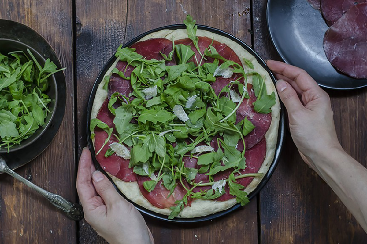 Le dritte e 5 ricette per mangiare bene se sei single 3 Focaccia con rucola, bresaola e grana