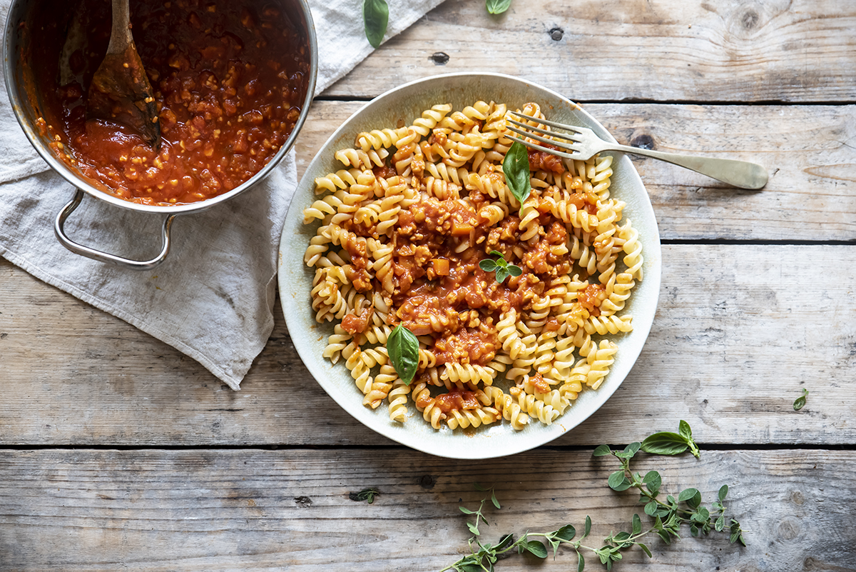 Spezzatino, polpette, burger, gateau di patate e ragù: 5 classici a base di carne in versione vegetariana 1 fusilli con ragù di tempeh