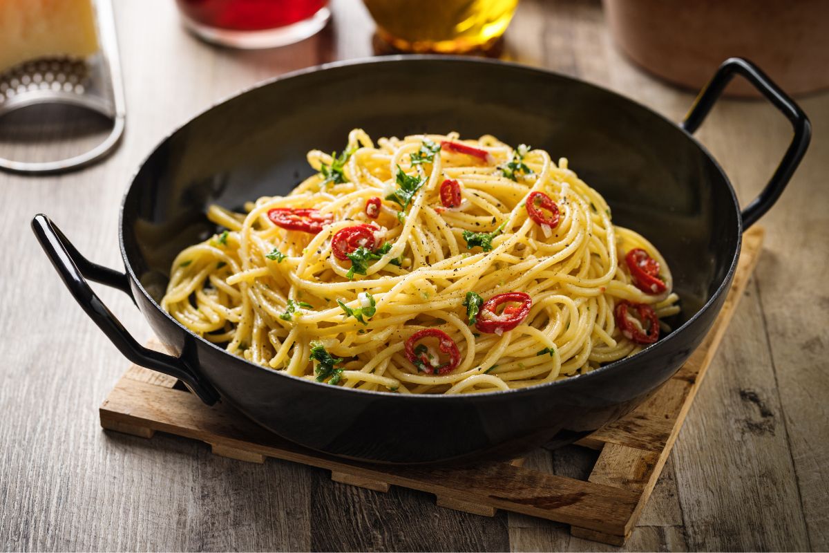 Cosa mangio stasera: idee per cena pronte in pochi minuti 2 cosa mangio stasera: un piatto di pasta aglio olio e peperoncino