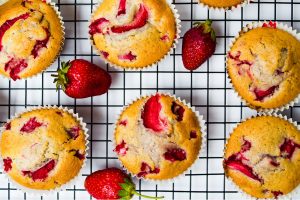 Frutta, non solo come spuntino o a fine pasto: 5 ricette da provare, dall&rsquo;antipasto al dolce