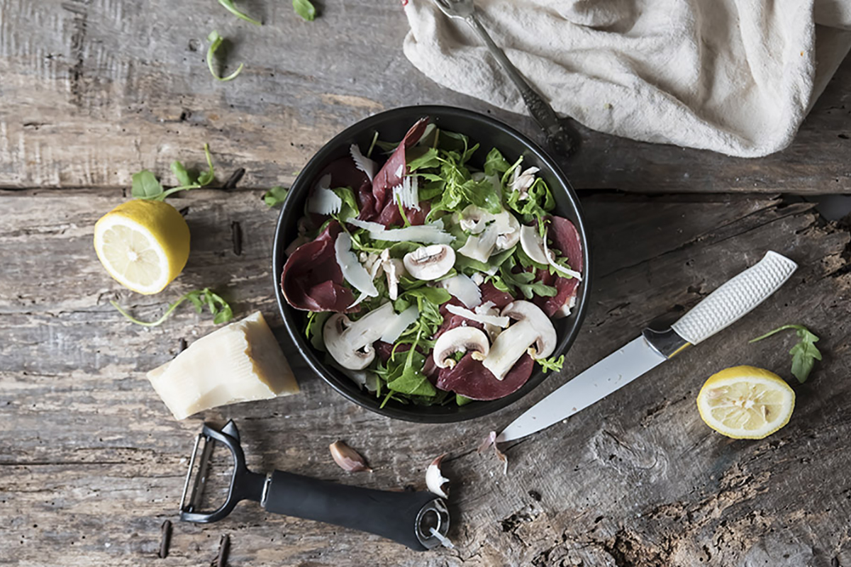 Ricette con la rucola: tante idee sane e sfiziose da preparare a casa 7 Ricette con rucola: insalata di funghi, bresaola, rucola e grana