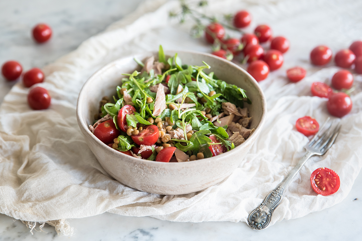 Ricette con la rucola: tante idee sane e sfiziose da preparare a casa 6 Ricette con rucola: insalata di lenticchie, tonno e rucola