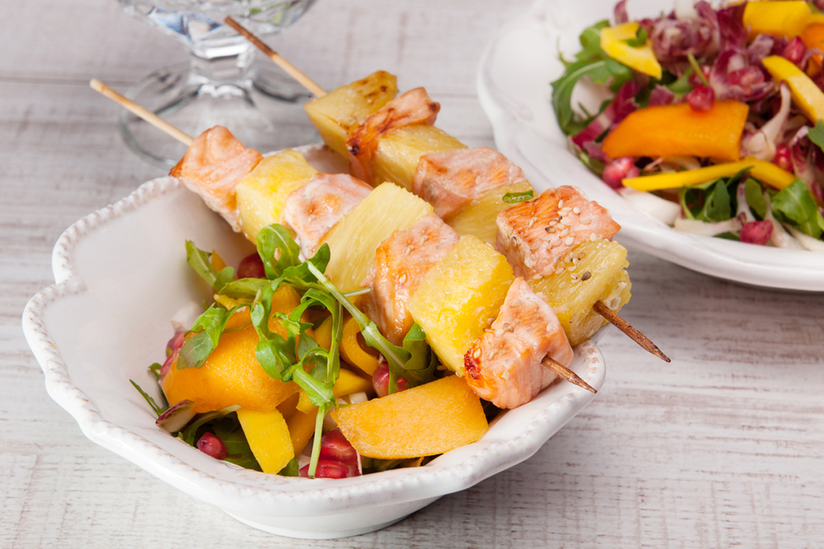 Frutta, non solo come spuntino o a fine pasto: 5 ricette da provare, dall'antipasto al dolce 2 spiedini di salmone e ananas
