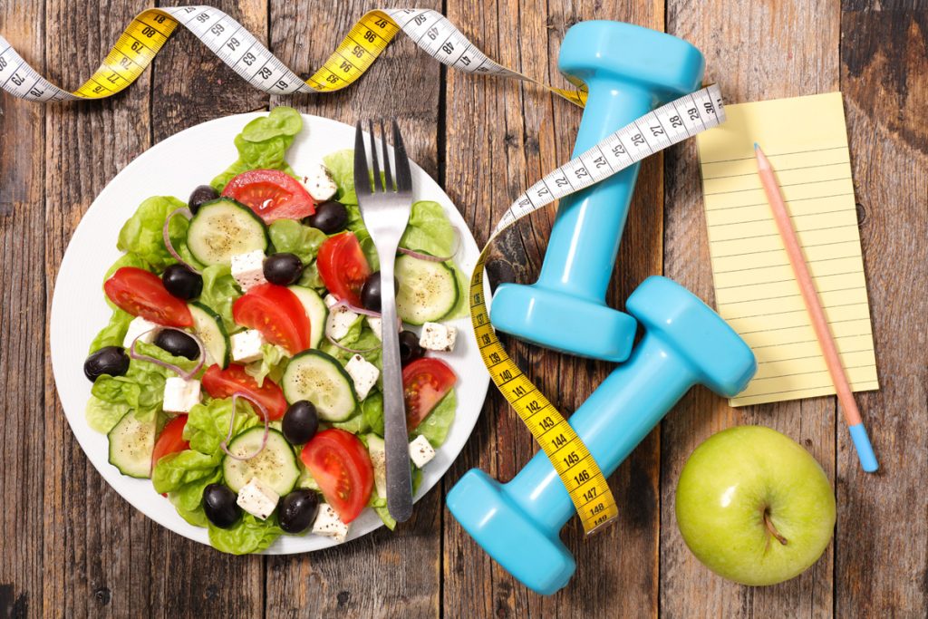Qual è la miglior colazione, cosa mangiare e perché è importante 2 colazione: dei pesi per ginnastica, un metro e un piatto di verdure e formaggio