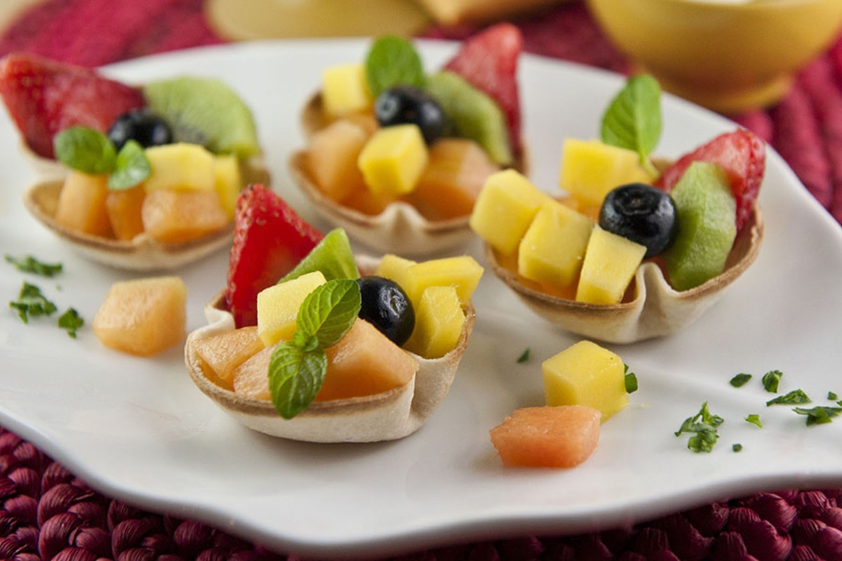 Finger food: ricette veloci di pesce, carne, vegetariane e dolci al cucchiaio 3 piatto bianco con finger food di cestini con frutta