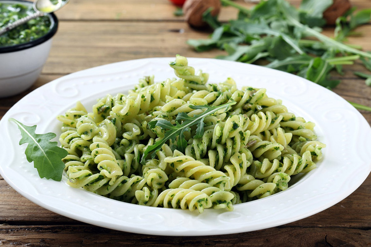 Problemi di digestione? 5 cibi che aiutano 1 Cibi digestione fusilli con pesto di rucola