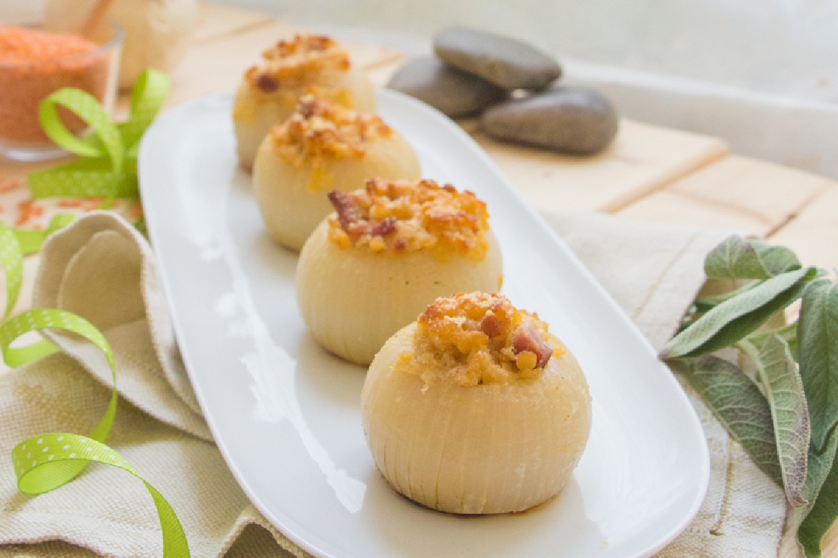 Verdure ripiene: 5 ricette veloci da provare 5 cipolle ripiene con lenticchie rosse e pancetta magra