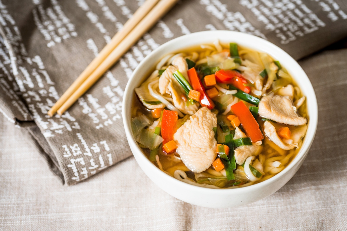 Citronella: cos'è, proprietà terapeutiche, coltivazione della pianta anti zanzare e ricette 18 zuppa thailandese con pollo e citronella