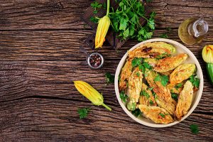 Fiori di zucca ripieni di pesto di zucchine: un contorno leggero a prova di dieta