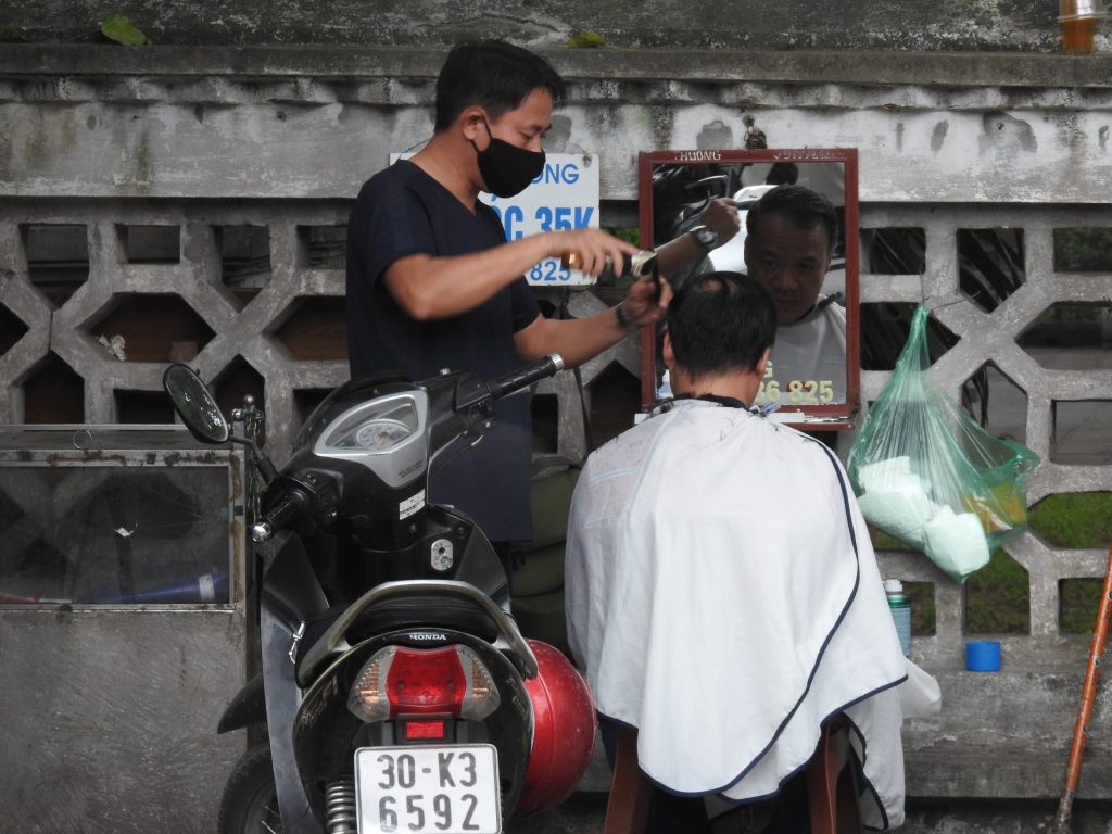 Viaggio in Vietnam: la capitale Hanoi al nord dell'isola 3 hanoi barbiere sulla strada