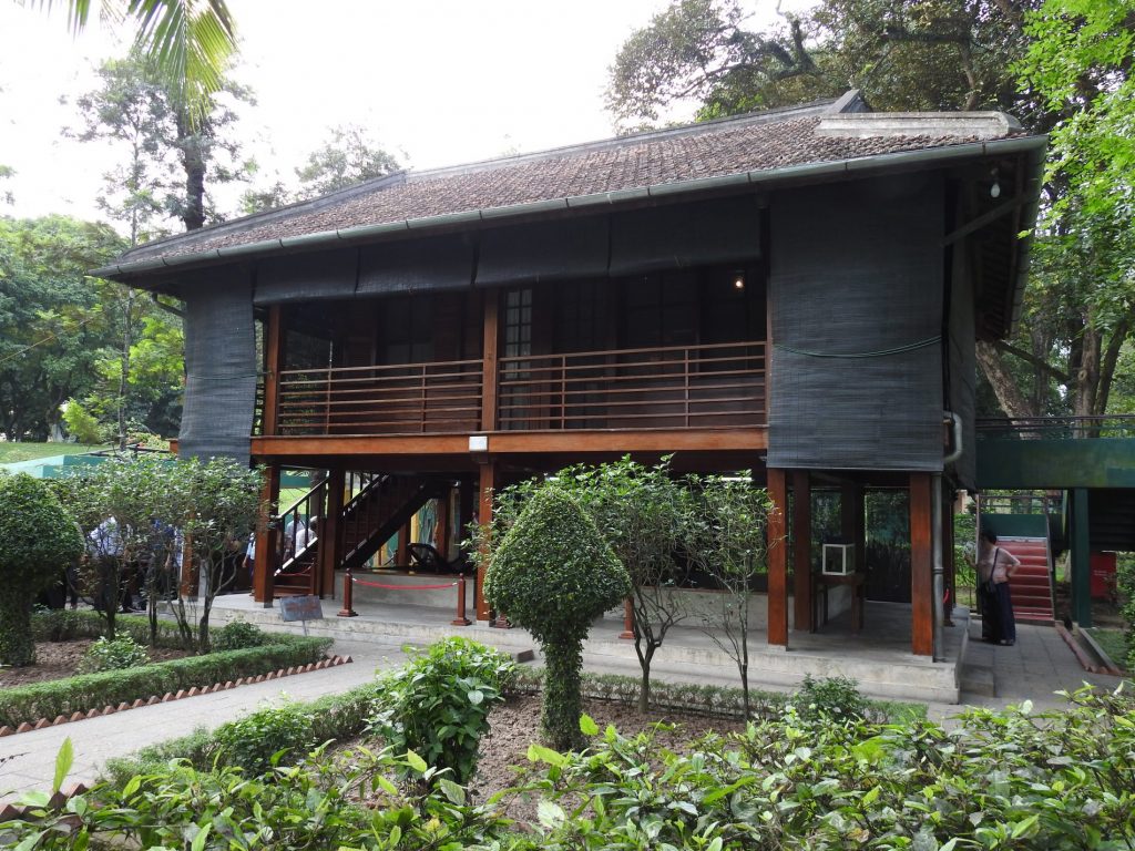 Viaggio in Vietnam: la capitale Hanoi al nord dell'isola 6 hanoi casa palafitta di ho chi min 1