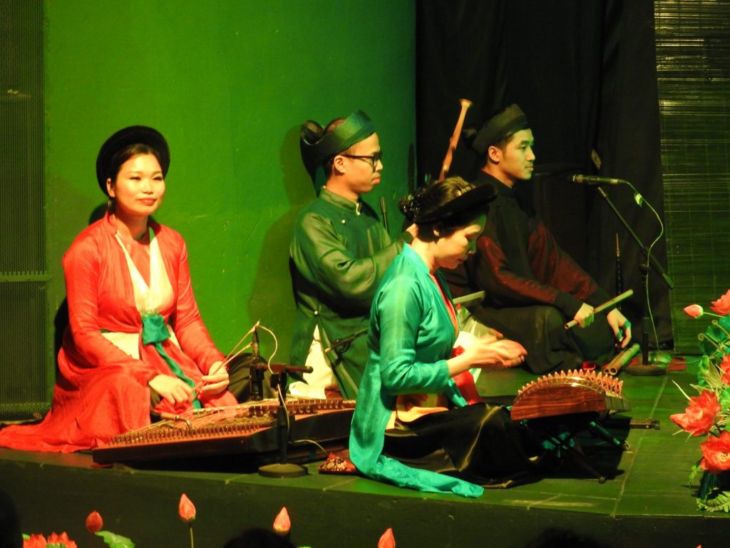 Viaggio in Vietnam: la capitale Hanoi al nord dell'isola 12 hanoi spettacolo di marionette sullacqua 1