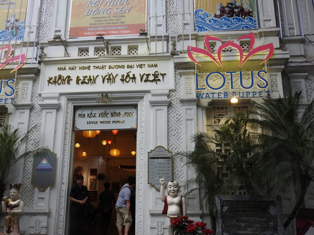 Viaggio in Vietnam: la capitale Hanoi al nord dell'isola 16 hanoi teatro per spettacoli di marionette sullacqua