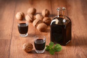 Nocino: la ricetta per fare a casa il liquore alle noci
