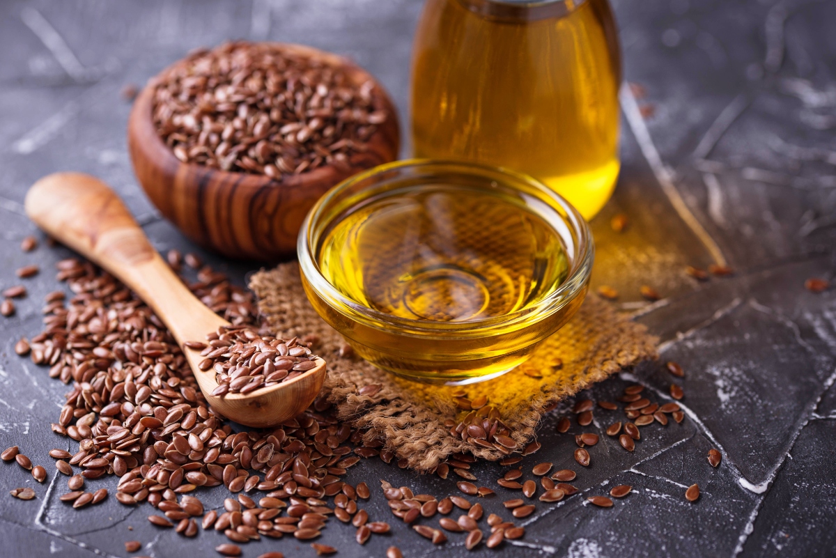 Oli vegetali: benefici, quali usare e come scegliere quelli più adatti alla tua pelle 9 oli vegetali: benefici dell'olio di semi di lino per la pelle