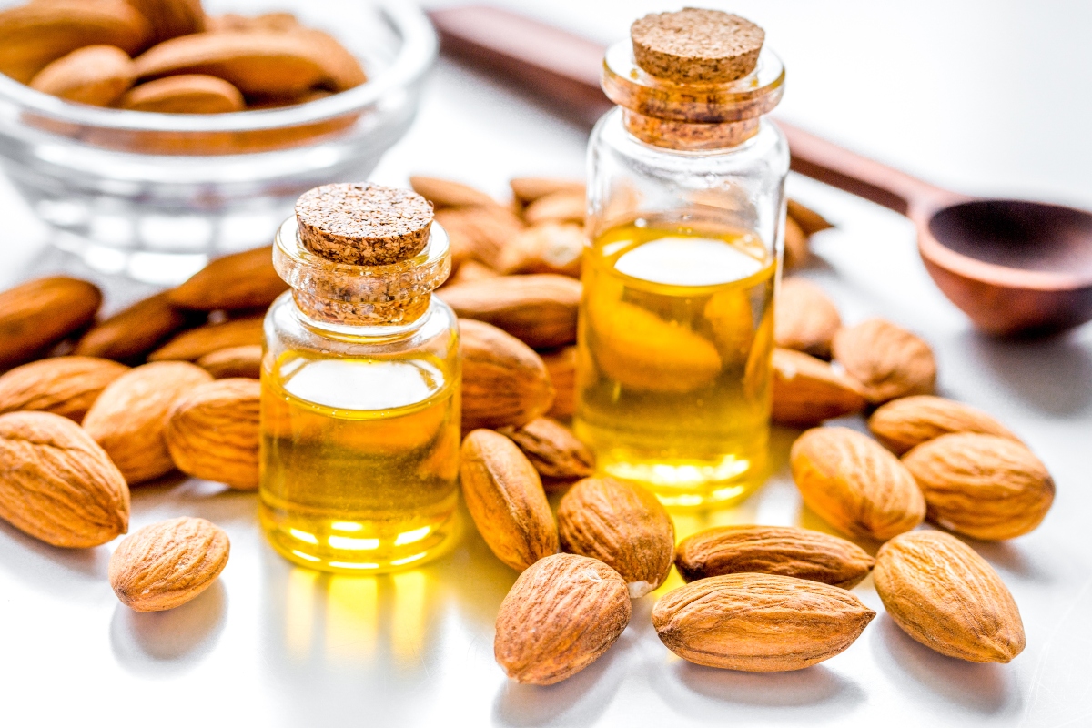Oli vegetali: benefici, quali usare e come scegliere quelli più adatti alla tua pelle 12 oli vegetali: olio di mandorle