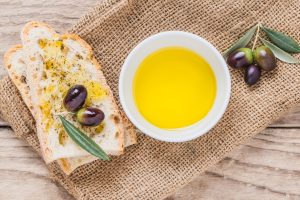 Tumore del colon retto: l&rsquo;olio extravergine di oliva aiuta a prevenirlo