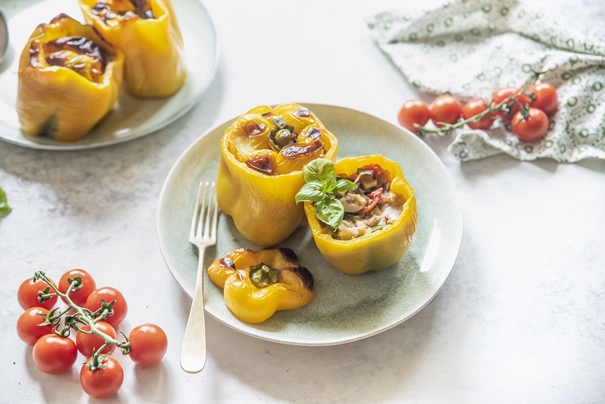 Verdure ripiene: 5 ricette veloci da provare 3 peperoni ripieni di verdure e mozzarella