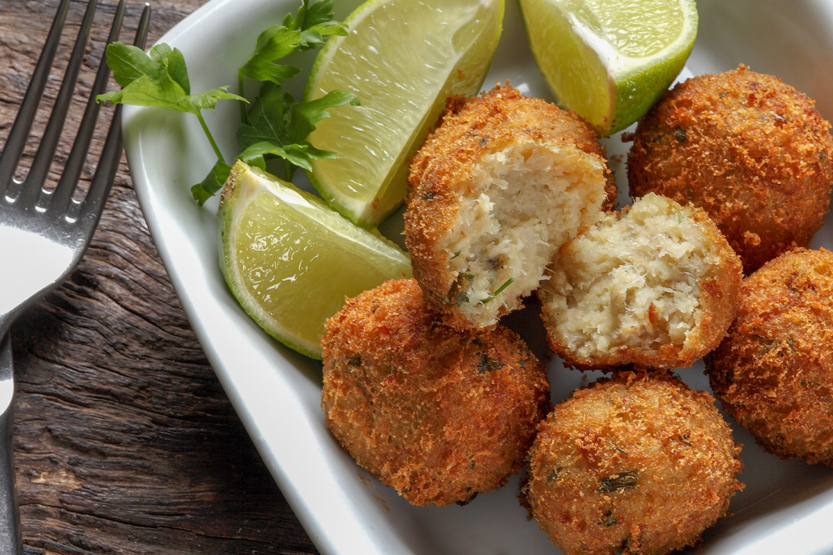 Pane: dalla pizza alle polpette, 10 idee per usarlo come ingrediente in cucina 8 polpette di merluzzo al forno