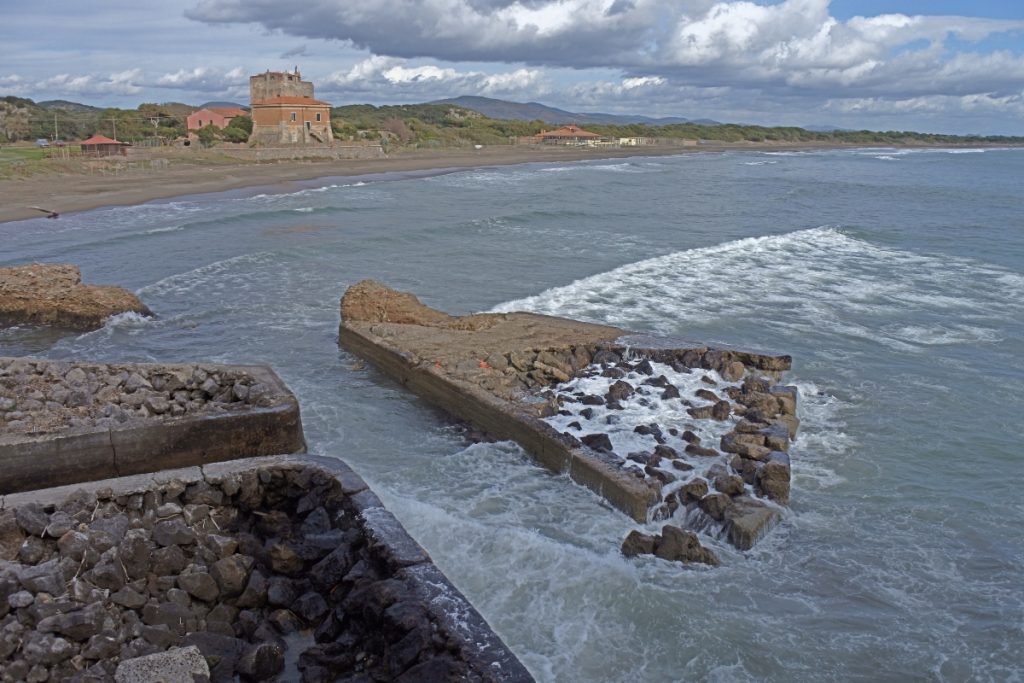 Alla scoperta di Ansedonia: un mix unico di archeologia e ville di lusso 7 Ancedonia resti del Portus Cosanus