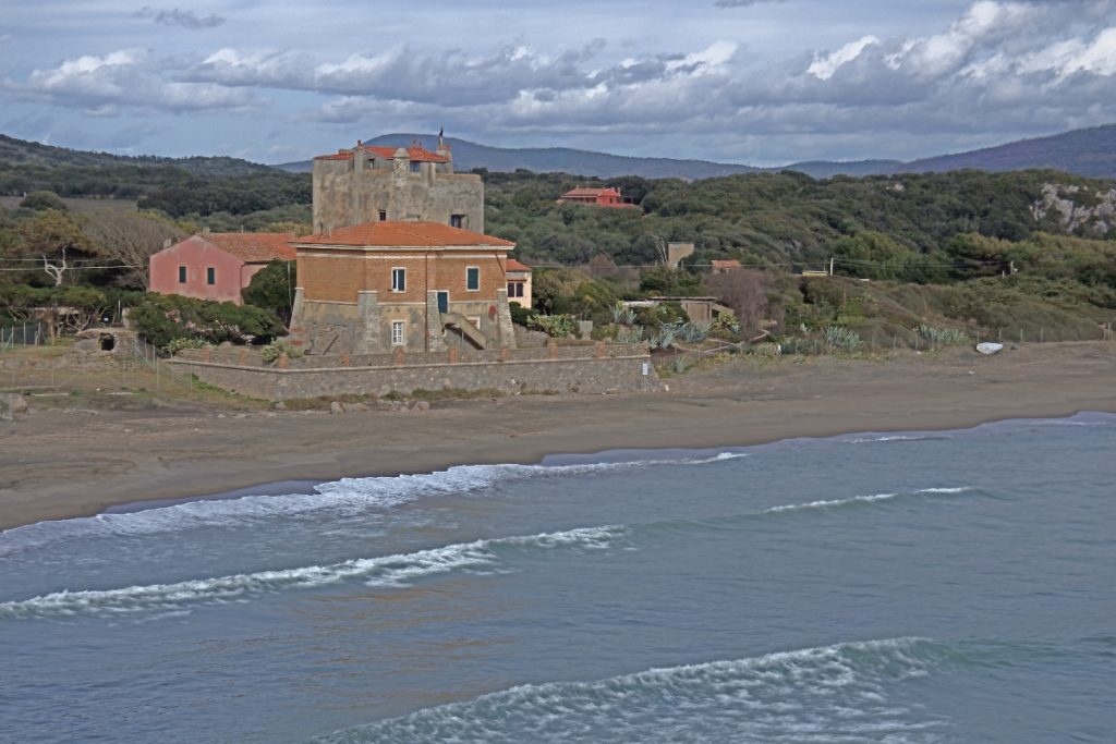 Alla scoperta di Ansedonia: un mix unico di archeologia e ville di lusso 2 Ansedonia spiaggia della tagliata con torre Puccini