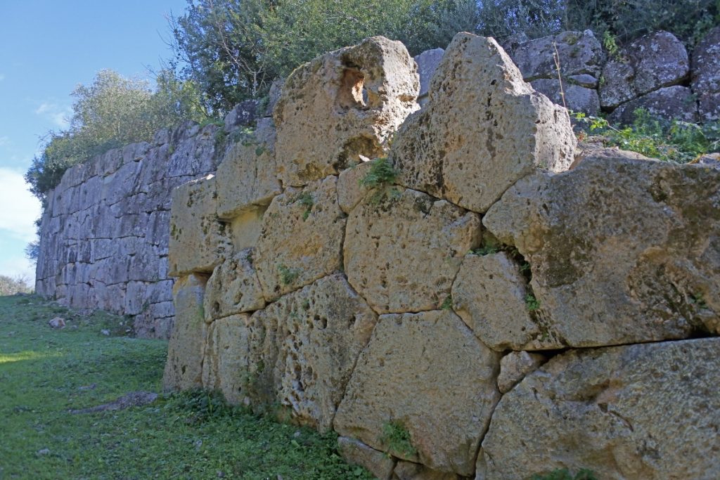 Alla scoperta di Ansedonia: un mix unico di archeologia e ville di lusso 5 Cosa mura ciclopiche