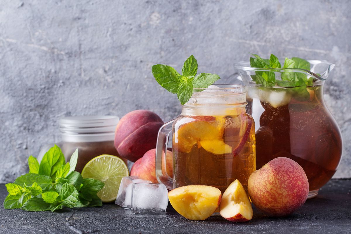 Pesche: proprietà, benefici e ricette per gustarle 6 Acqua detox alla pesca: la ricetta