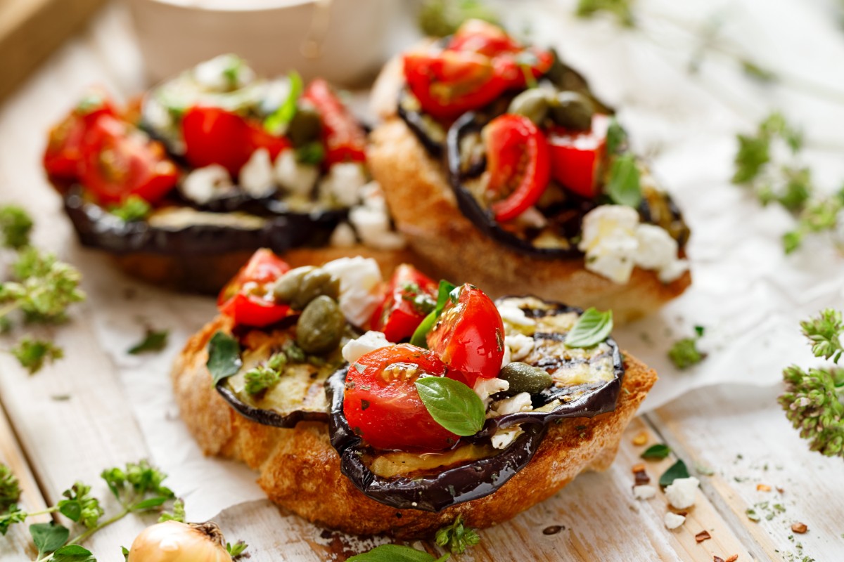 Bruschette: le migliori ricette sfiziose da provare 5 bruschetta di melanzane su un tavolo
