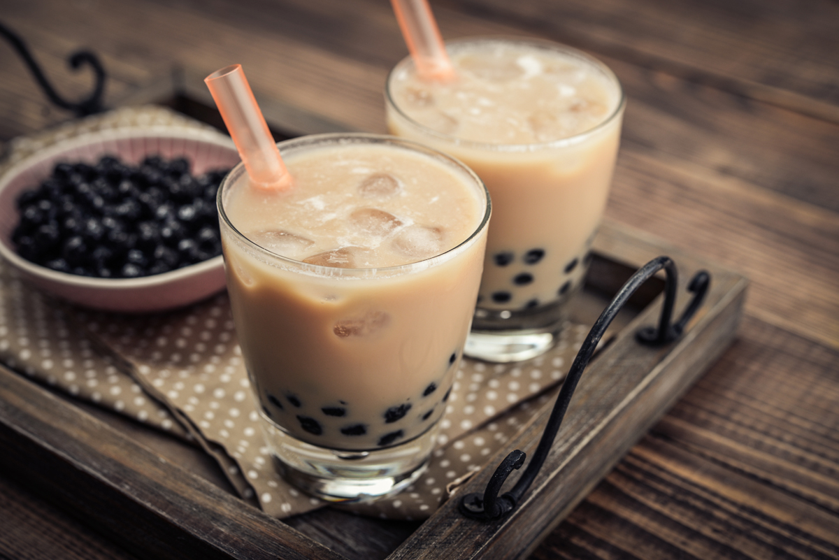 Bubble Tea: cos'è, ricetta, ingredienti e come farlo a casa 2 vassoio con 2 bicchieri di bubble tea e perle di tapioca