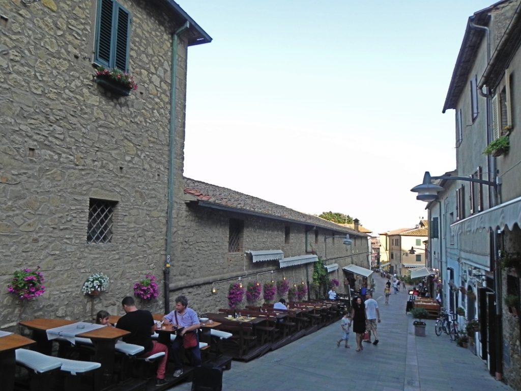 Italia estate 2020: alla scoperta di Castiglione della Pescaia, bandiera blu da sempre! 12 castiglione scendendo dal borgo antico