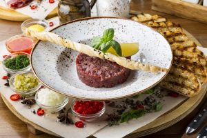 Cibi crudi d&rsquo;estate per fare il pieno di vitamine: 4 ricette fresche e veloci