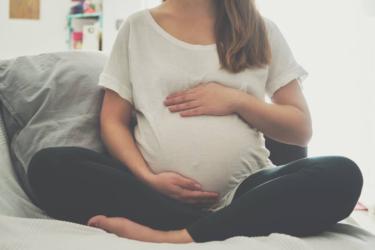 Cistite: sintomi, cause e rimedi 4 Una donna incinta seduta