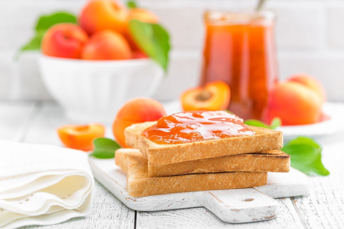 Pesche: proprietà, benefici e ricette per gustarle 5 Marmellata di pesche: la ricetta