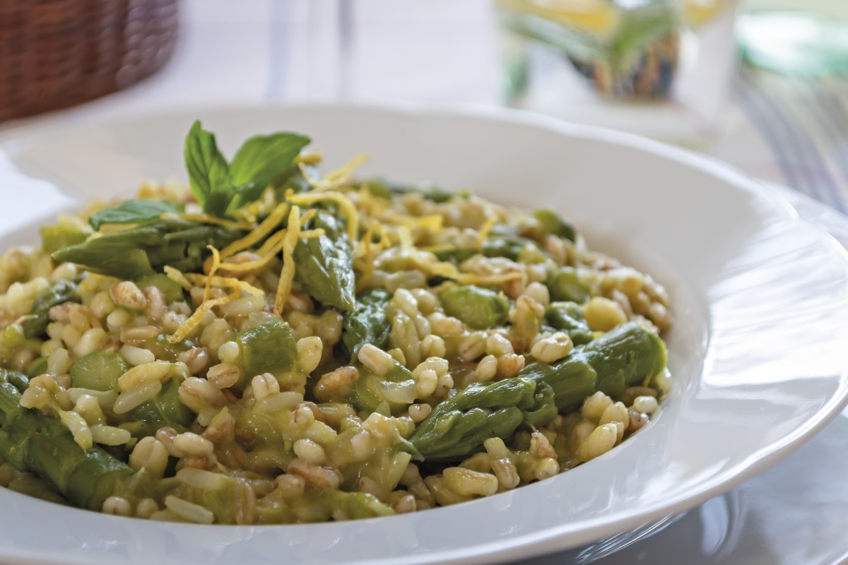 Erbe aromatiche: 10 ricette per utilizzarle al meglio 2 orzo e asparagi