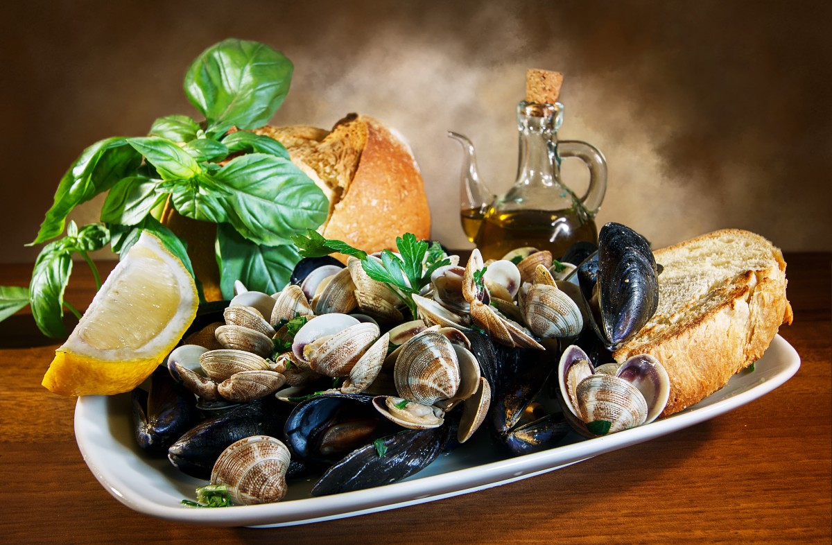 Piatti unici: le ricette veloci, vegetariane, estive e invernali 6 un piatto di sauté di cozze e vongole con basilico, limone e una fetta di pane