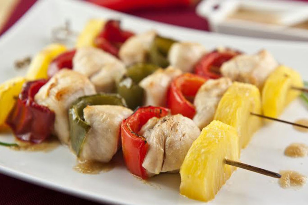 Peperoni, melanzane, zucchine: cucinali così! 9 spiedini di pollo con peperoni e ananas