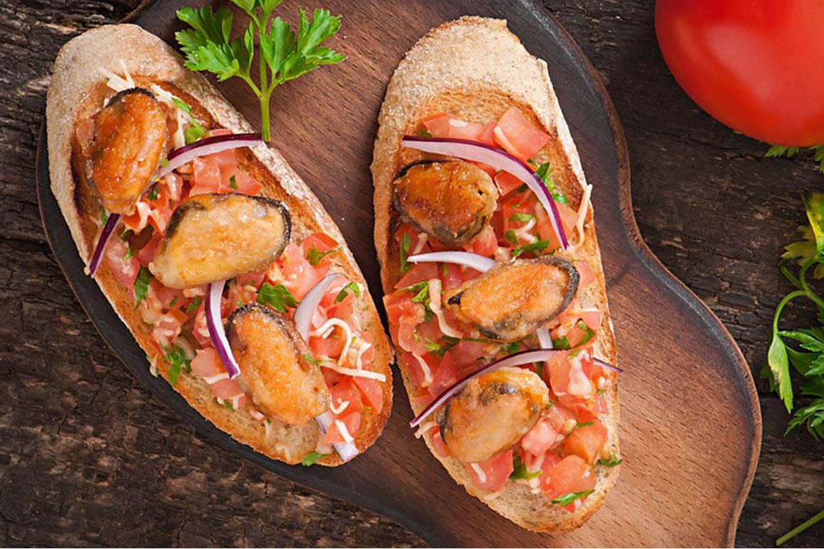 Tapas spagnole: cosa sono, origini, ricette tipiche, le idee più una video ricetta per farle a casa 8 Tapas bruschette con cozze e pomodori