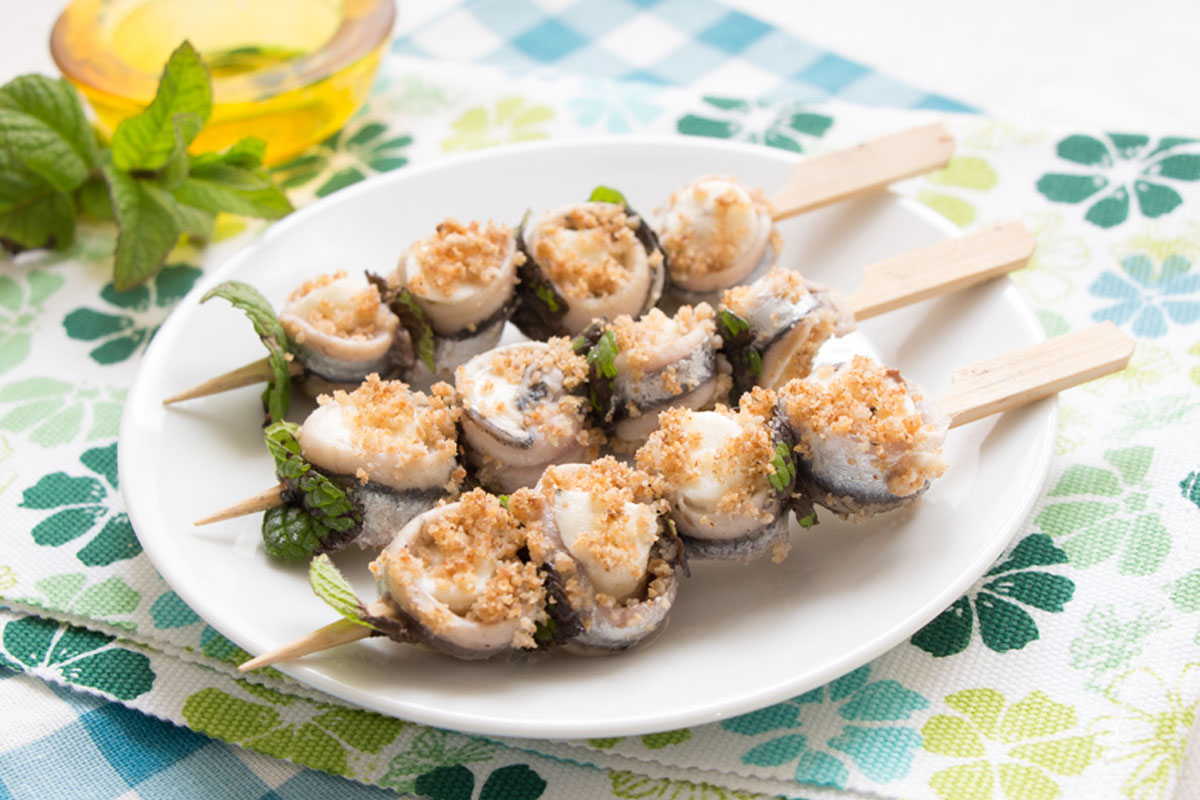 Tapas spagnole: cosa sono, origini, ricette tipiche, le idee più una video ricetta per farle a casa 12 tapas spiedini di alici e mozzarella