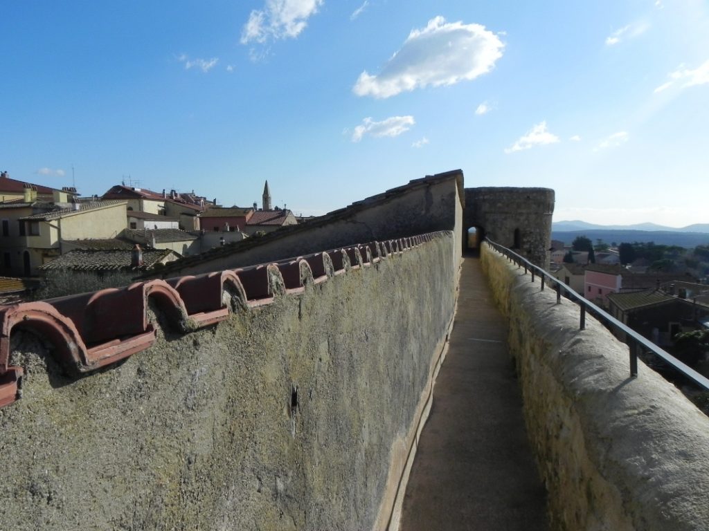 Alla scoperta di Magliano: la magia delle rovine di San Bruzio 9 Magliano camminamento mura