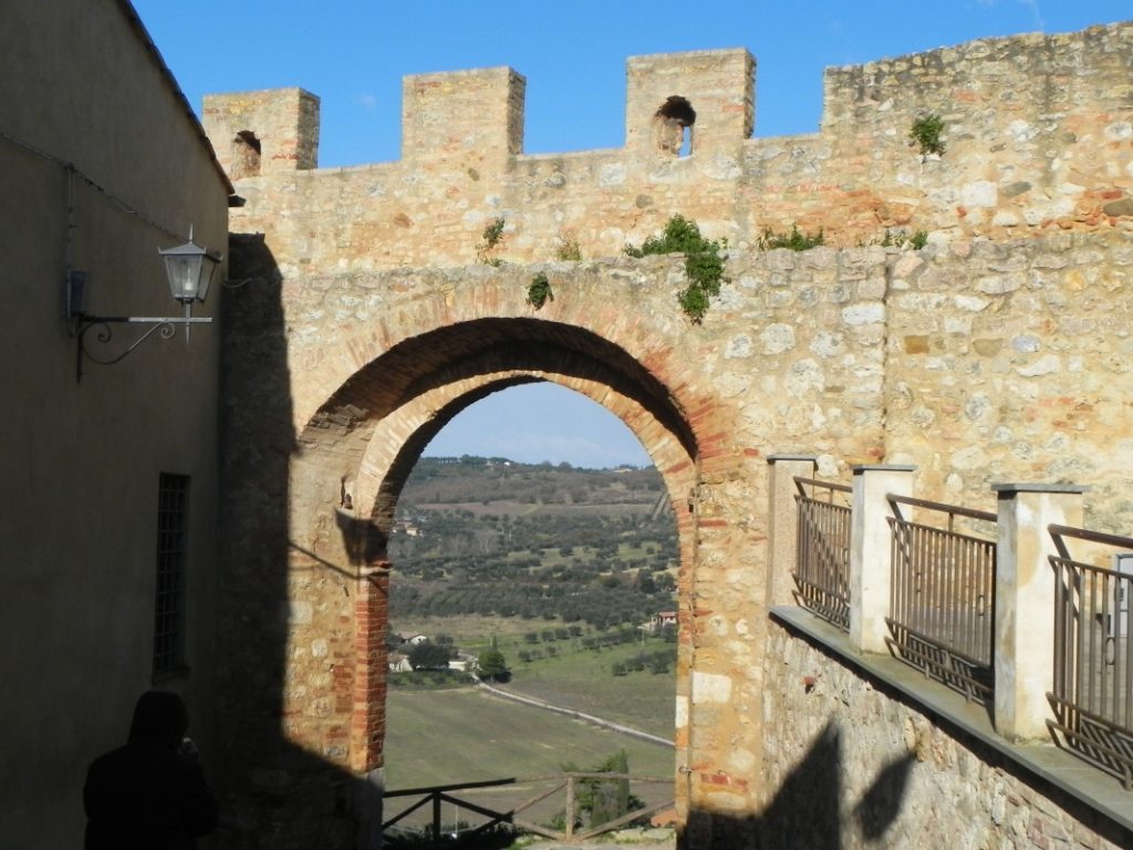 Alla scoperta di Magliano: la magia delle rovine di San Bruzio 12 Magliano porta di San Martino