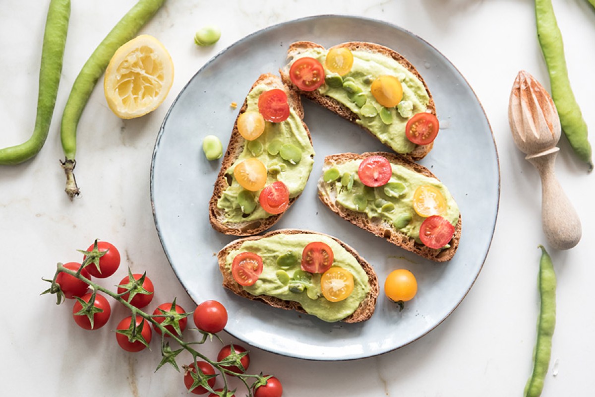 Bruschette: le migliori ricette sfiziose da provare 14 bruschette con hummus di fave su piatto bianco