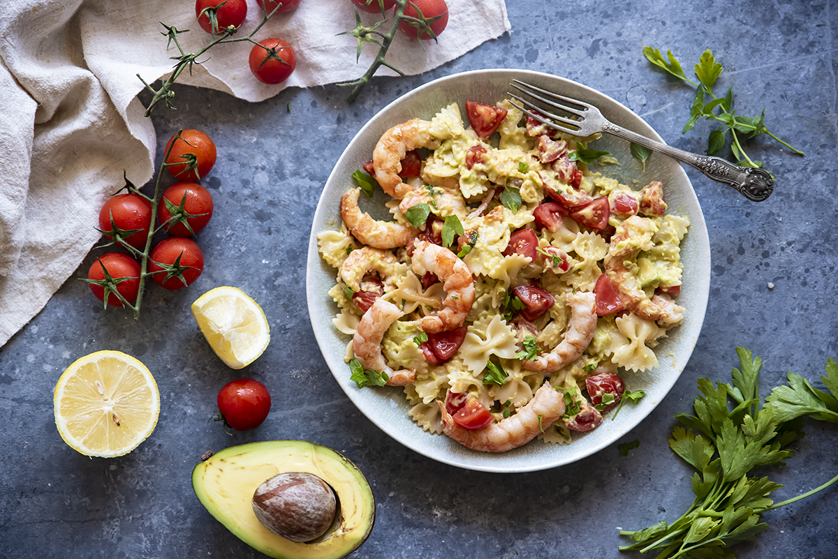 Ricette antistress per ritrovare il buonumore! 6 Pasta con crema di avocado, pomodorini e gamberi
