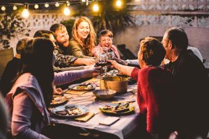 Dieta e vita sociale: come gestire il rapporto con parenti e amici