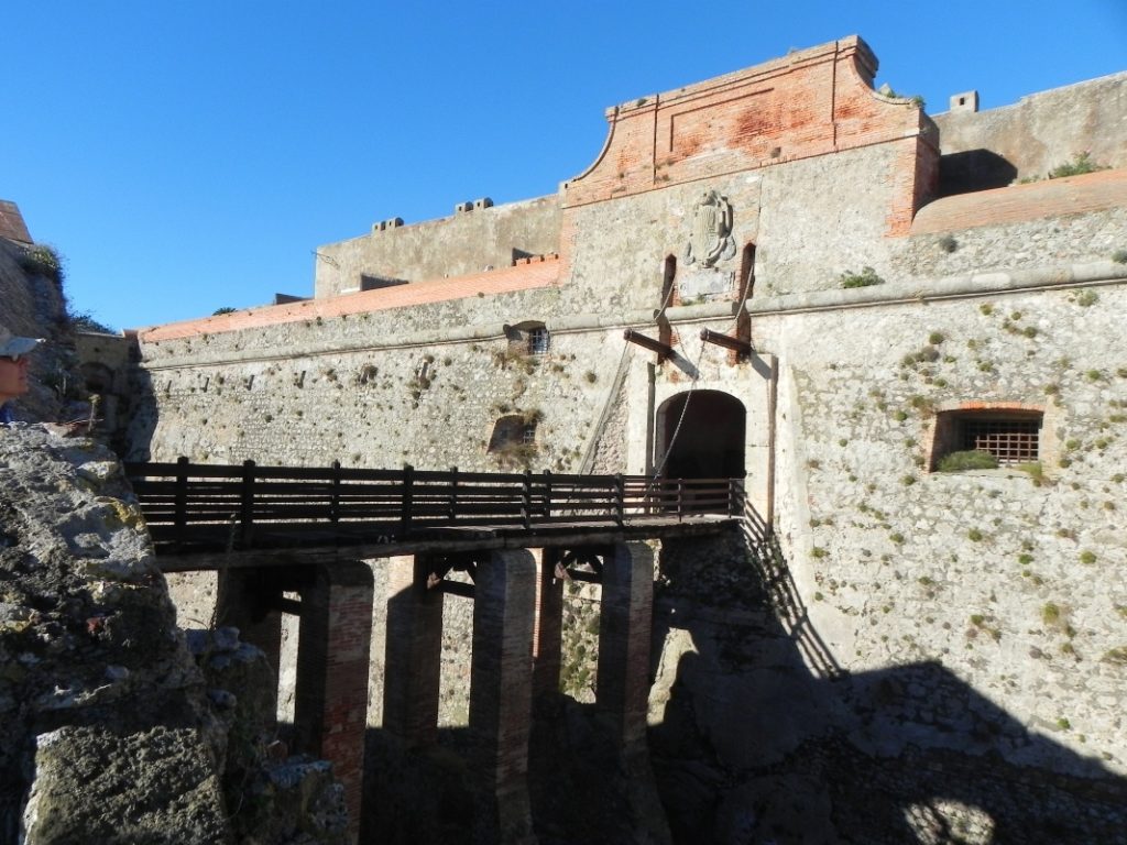 Alla scoperta di Porto Ercole: racconto estivo di un viaggio indimenticabile 7 forte filippo ponte levatoio