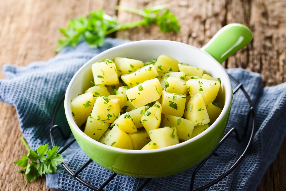Prezzemolo: il re delle erbe aromatiche tra proprietà, benefici, controindicazioni e ricette 6 patate al prezzemolo