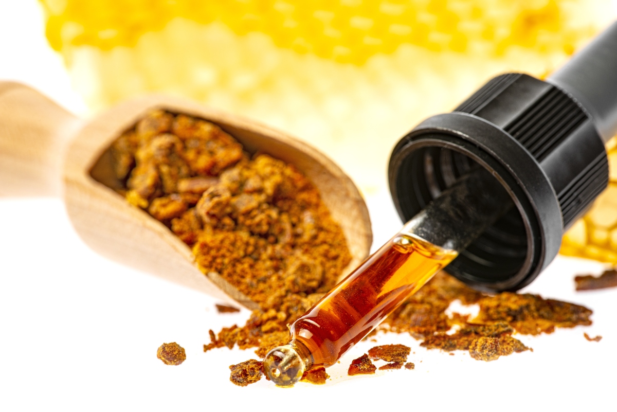 Propoli, antibiotico naturale: proprietà medicinali e benefici, posologia, usi e controindicazioni 1 la propoli per prevenire influenza e raffreddore