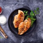 Tagliata di pollo, con semi di papavero e salsa allo yogurt 1 Tagliata di pollo al forno con salsa allo yogurt