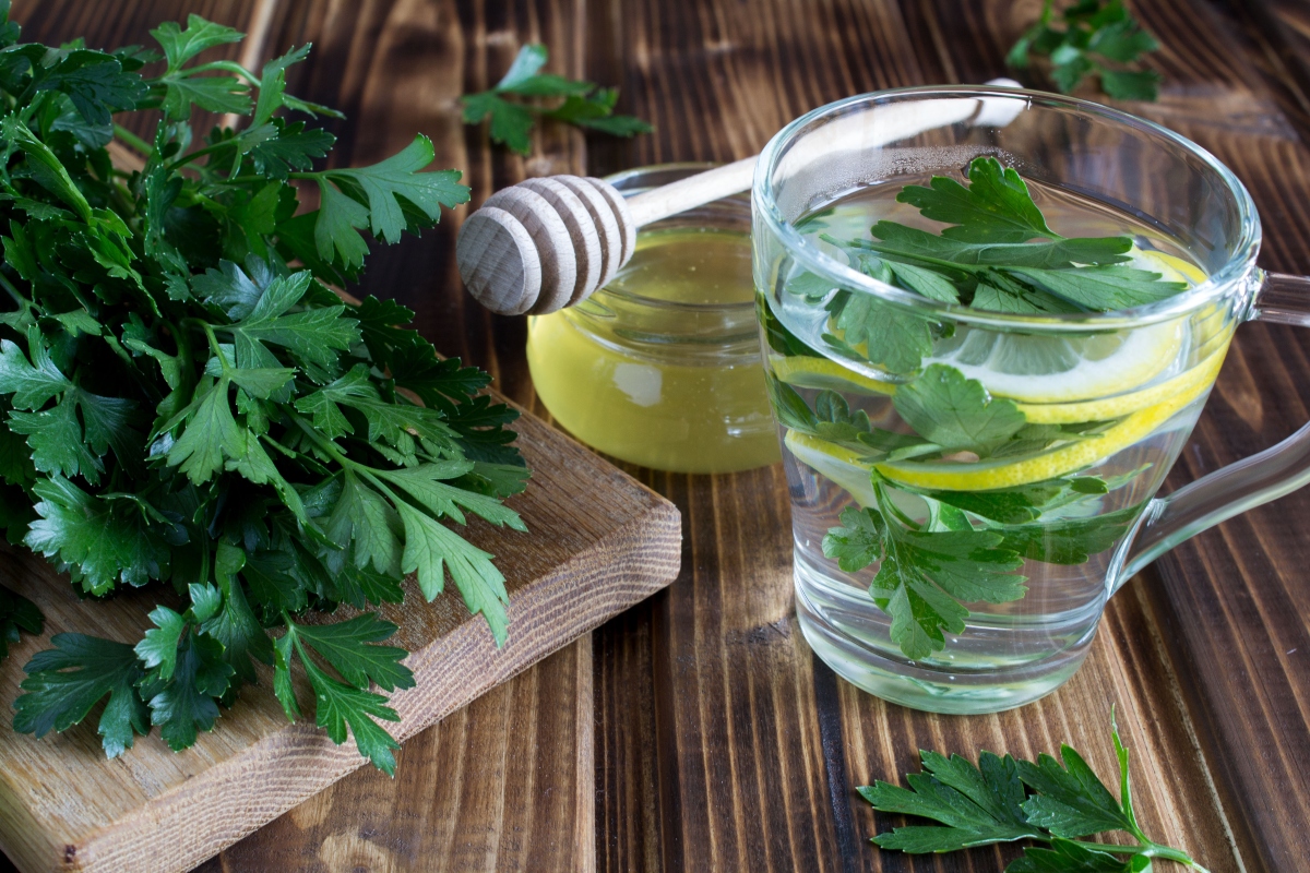 Prezzemolo: il re delle erbe aromatiche tra proprietà, benefici, controindicazioni e ricette 4 tisana: prezzemolo