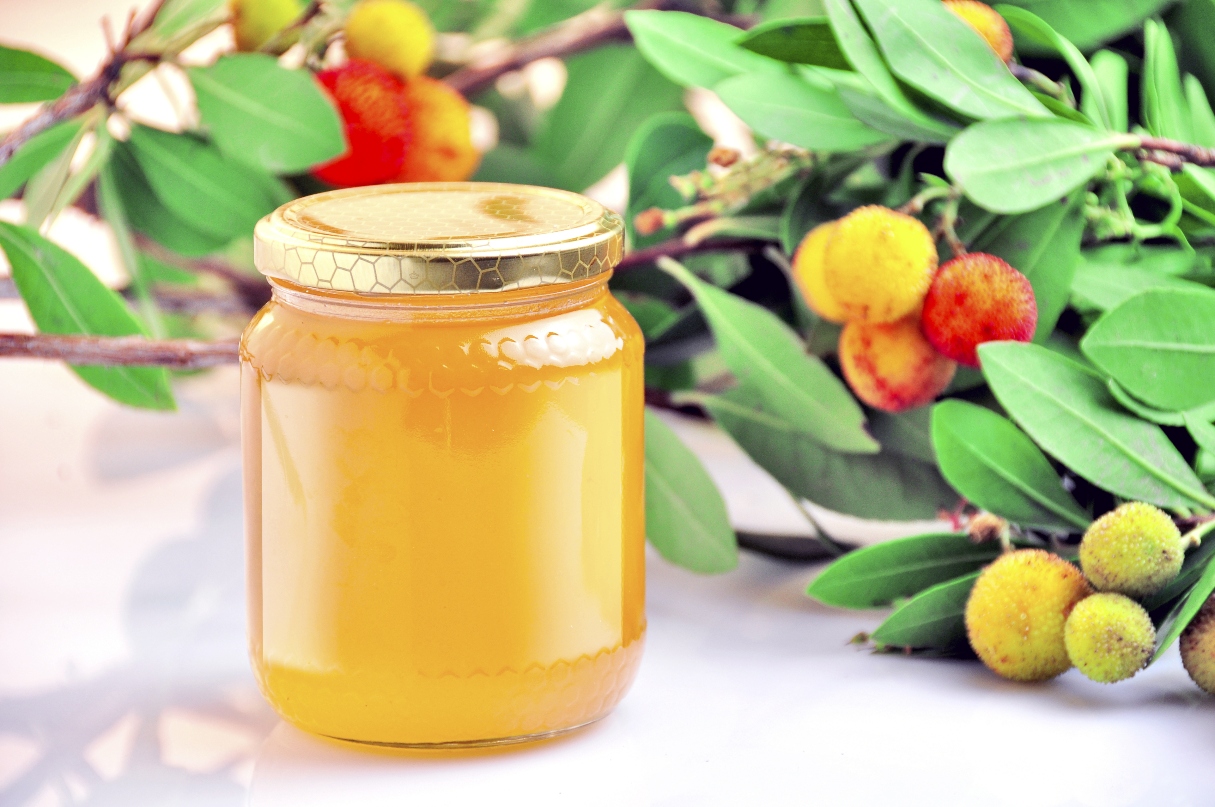 Corbezzolo: cos’è, proprietà, benefici, usi di questo frutto ricco di vitamina C 3 miele di corbezzolo: benefici